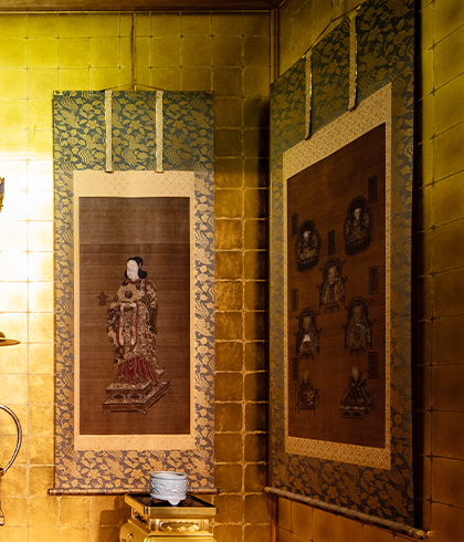 聖徳太子孝養像/絹本著色・一幅（左側） 七高僧図/絹本著色・一幅（右側）